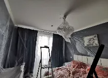 Подготовка спальни к ремонту — защита мебели и окон пленкой, покрытие стен и потолка перед косметической отделкой